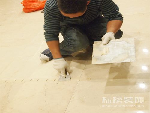 辦公室裝修瓷磚上鋪木地板可以嗎？